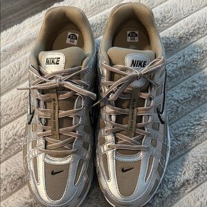 Nike Men's Beige and Silver Sneakers